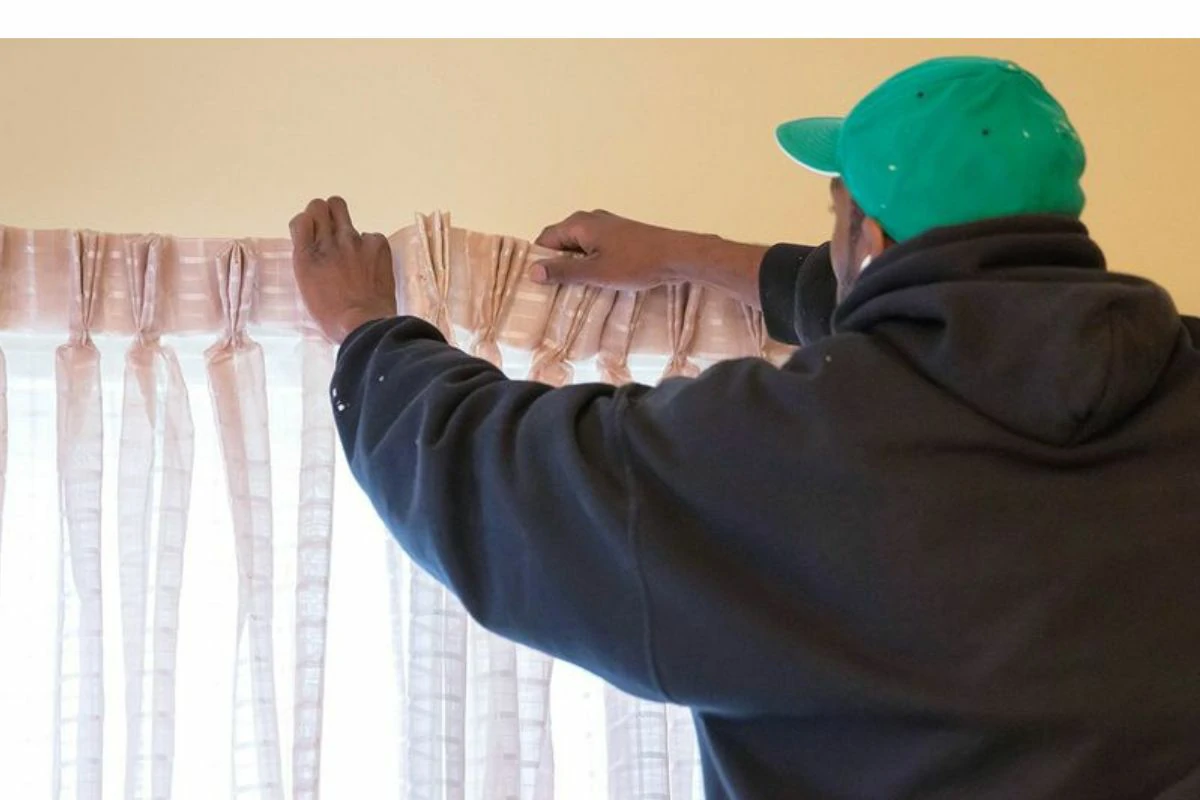 فني ممتاز ومتخصص في تركيب الستائر